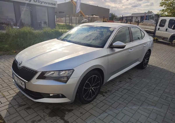 Skoda Superb cena 69000 przebieg: 80400, rok produkcji 2017 z Serock małe 121